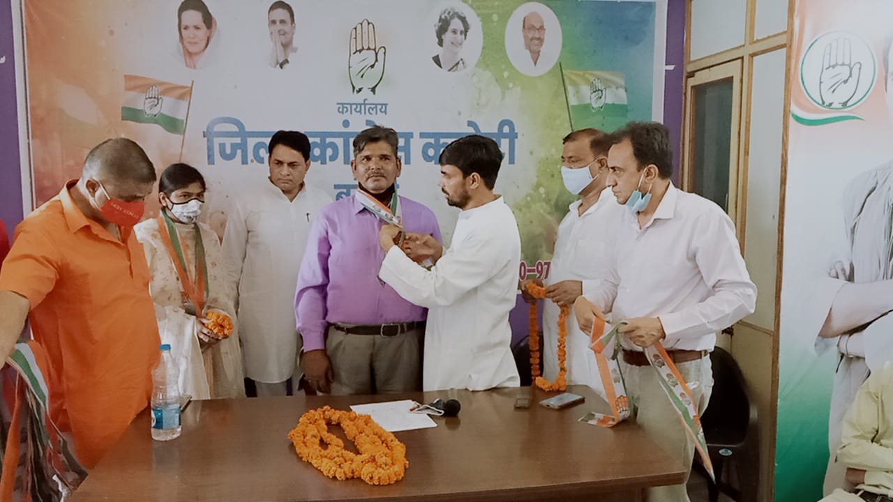 बरेली - सैकड़ो लोग बसपा और सपा छोड़ कांग्रेस पार्टी में शामिल हुए ।