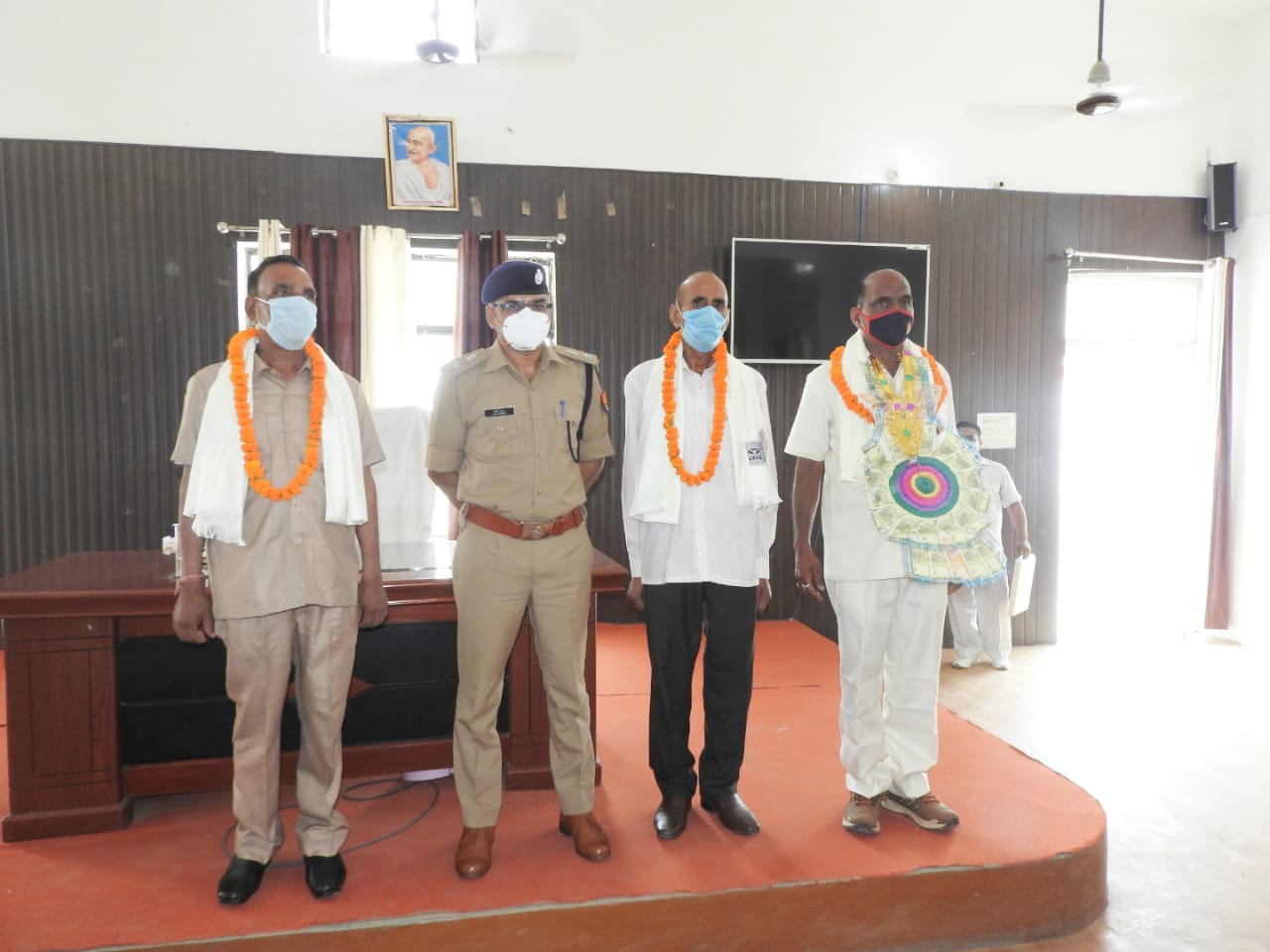 पीलीभीत :पुलिस अधीक्षक पीलीभीत द्वारा सेवानिवृत्त हुए पुलिस कर्मियों को दी गई ससम्मान विदाई।