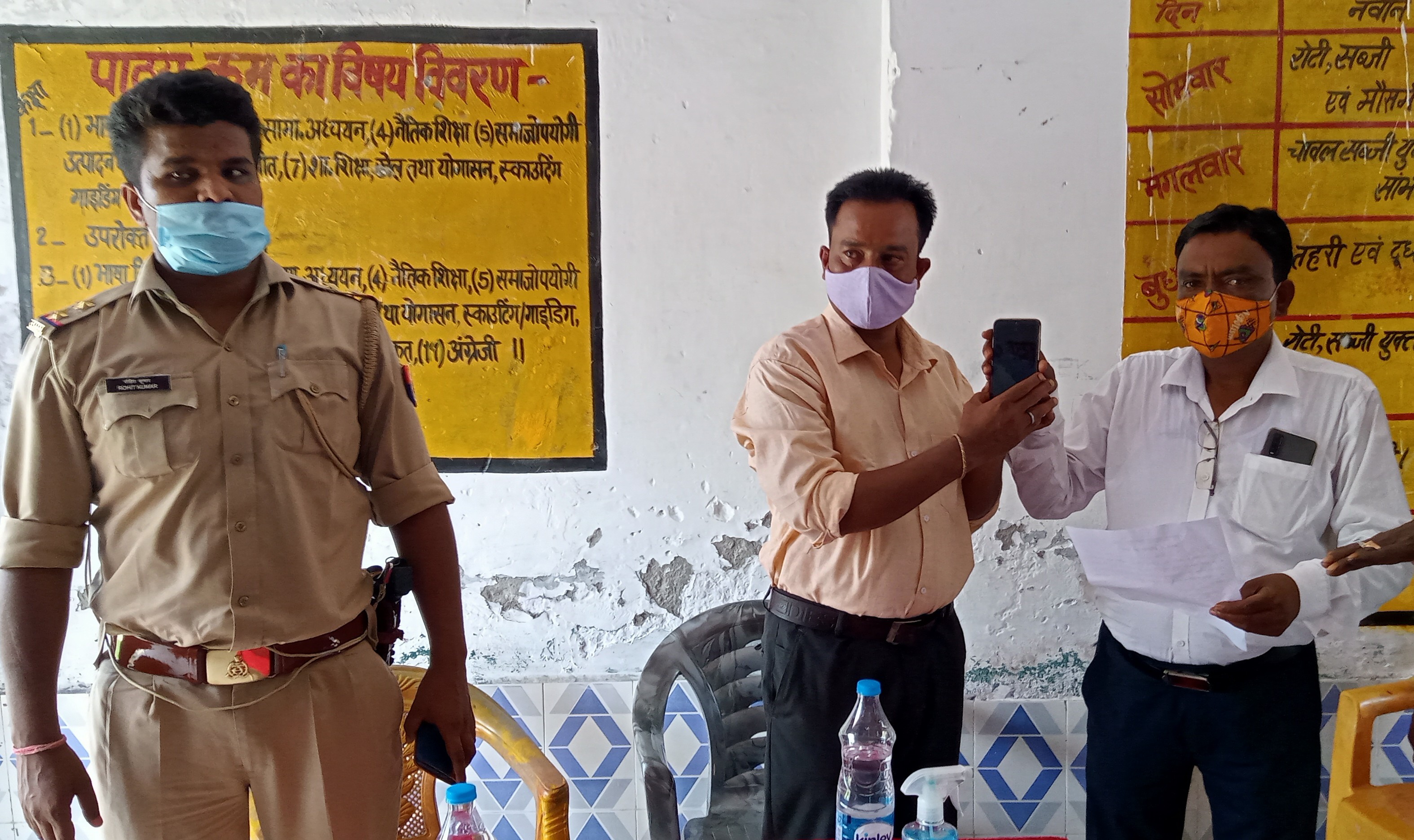 पीलीभीत:ग्राम पंचायत मटैया लालपुर प्राथमिक विद्यालय में वीडियो कॉन्फ्रेंस के माध्यम से शपथ ग्रहण कराई गई.