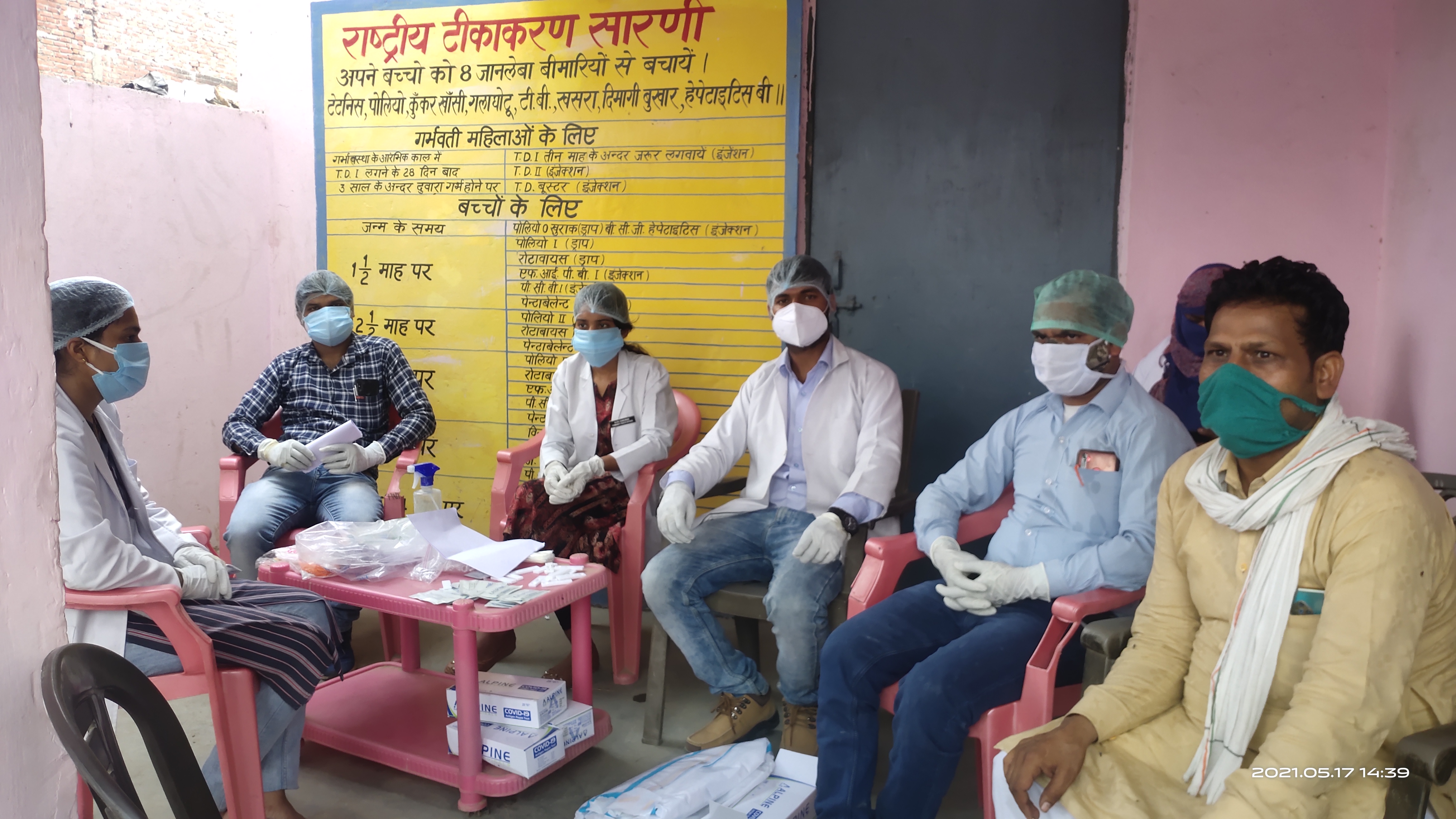 बरेली - रामनगर ब्लाक क्षेत्र के ग्राम केसरपुर में कोविड के चलते एक युवक ने किया ट्वीट सर्वे के लिए दौड़ा स्वास्थ्य विभाग ।