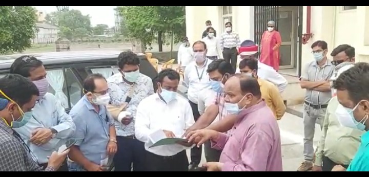बरेली-सीएचसी ऑक्सीजन प्लांट का निरीक्षण करने पहुंचे बरेली डीएम-नीतीश कुमार