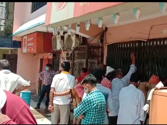 बरेली-बैंक कर्मचारियों की लापरवाही बन सकती है घातक क्योकि यहाँ उड़ रहीं खुलेआम शोसल डिस्टेंस की धज्जियां