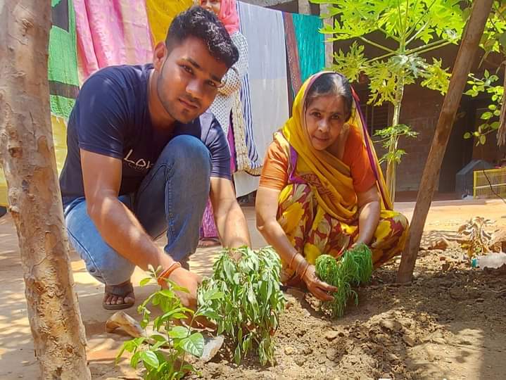 मैनपुरी: वृक्ष लगाकर प्रकृति को हरा भरा रखने का लिया संकल्प