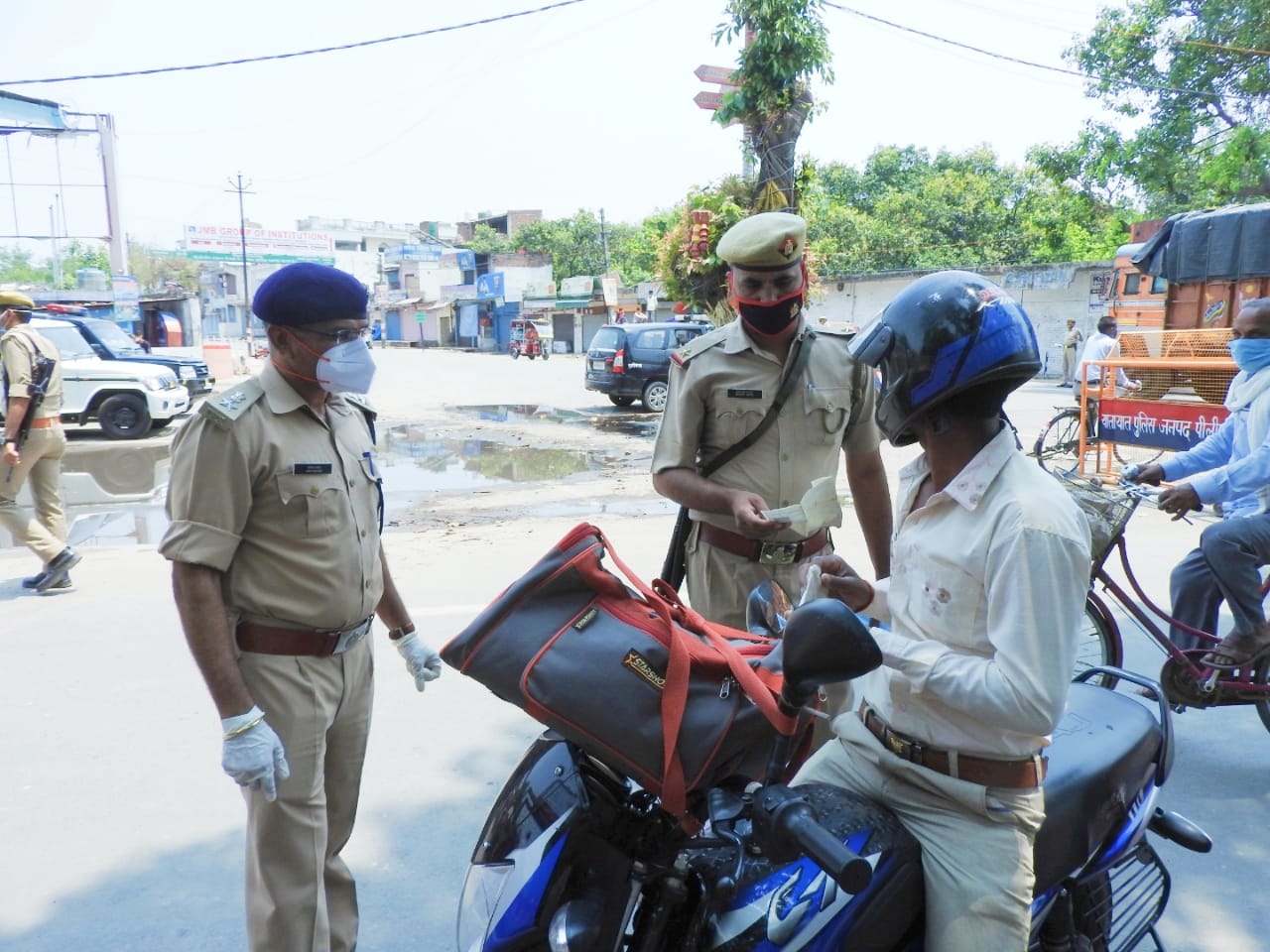 पीलीभीत: पुलिस अधीक्षक पीलीभीत श्री किरीट सिंह राठौर ने शहर में भ्रमण कर लॉकडाउन की स्थिति का जायजा लिया।