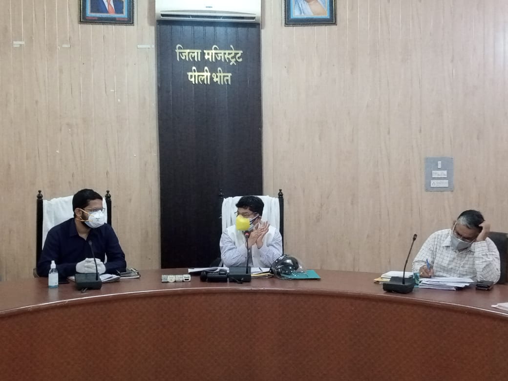 पीलीभीत :जिलाधिकारी श्री पुलकित खरे स्वास्थ्य विभाग व नामित नोडल पर्यवेक्षण अधिकारियों के साथ समीक्षा बैठक गांधी सभागार में की गई