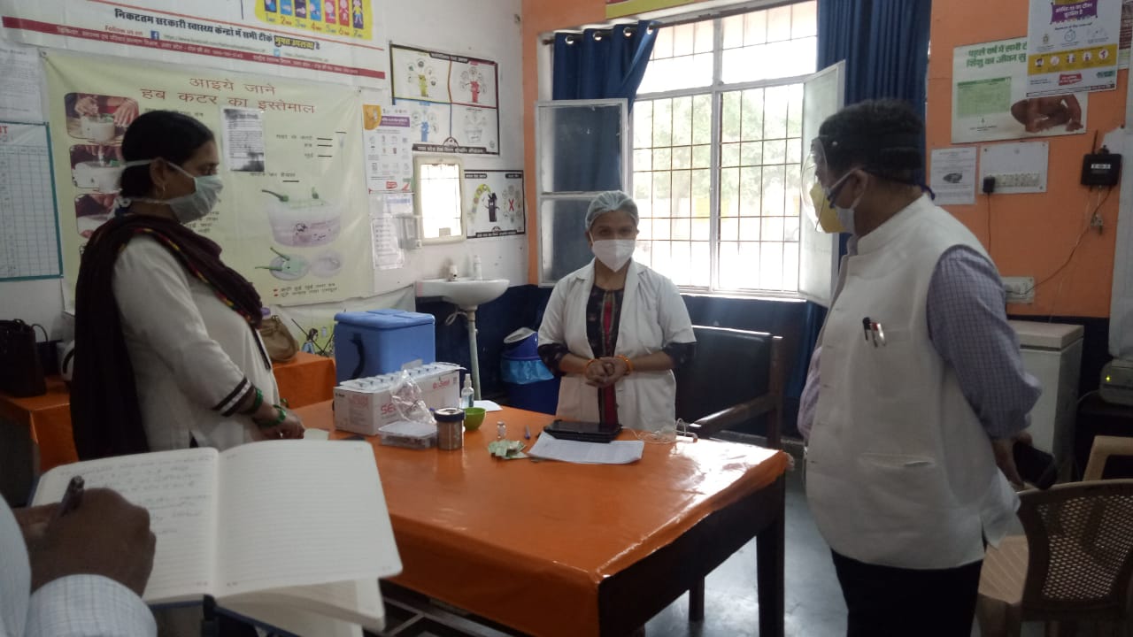 पीलीभीत :ग्रामीण क्षेत्रों में नियमित साफ-सफाई व सैनिटाइजिंग का किया जाए कार्य-नोडल अधिकारी