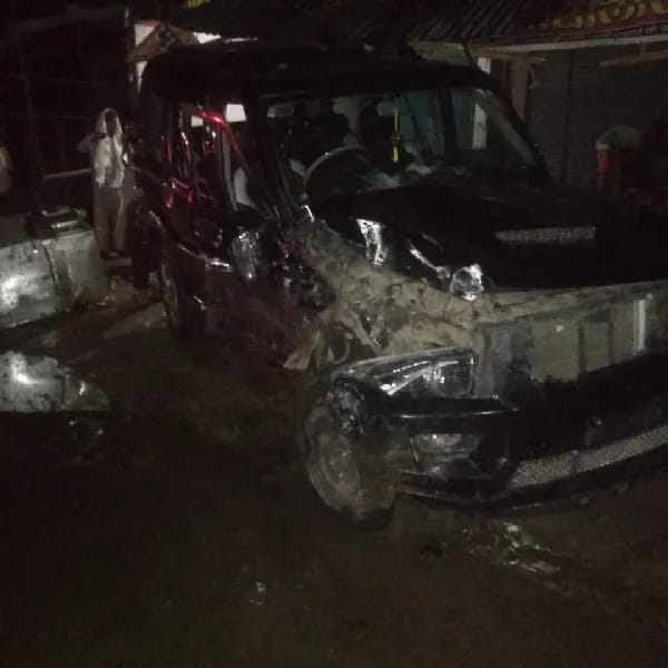 गोण्डा: बारात से लौट रही स्कार्पियो गाड़ी ट्रक से टकराने के बाद घुसी दुकान में , आधा दर्जन घायल ।