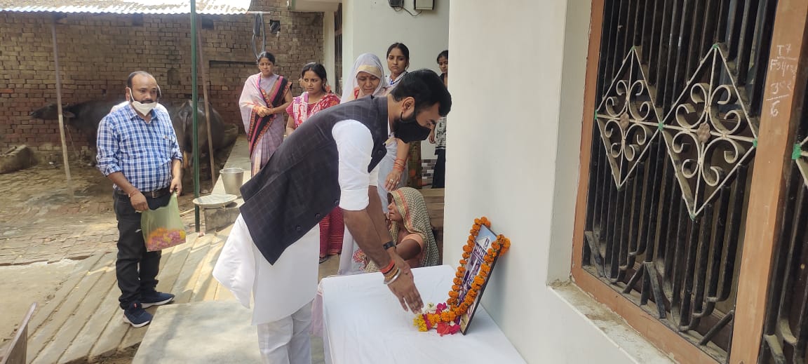 रायबरेली: उत्कृष्ट मौर्य पहुँचे शहीद हवलदार के गांव-पूरे बनियानी