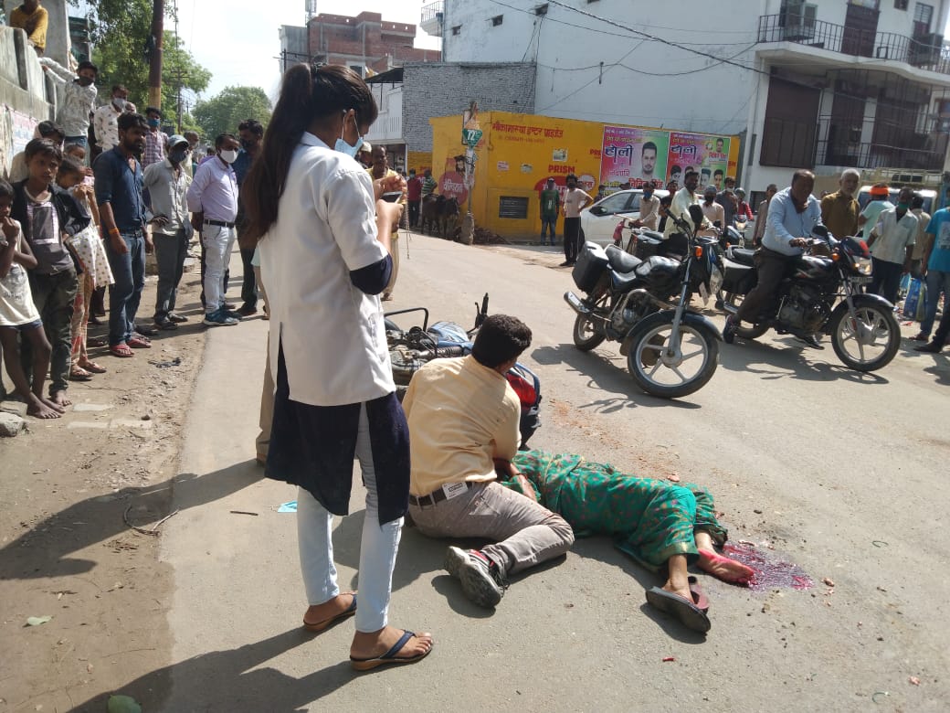 सीतापुर: ट्रक -मोटरसाइकिल में हुआ एक्सीडेंट जिसमें, महिला की मौके पर ही हुई मौत