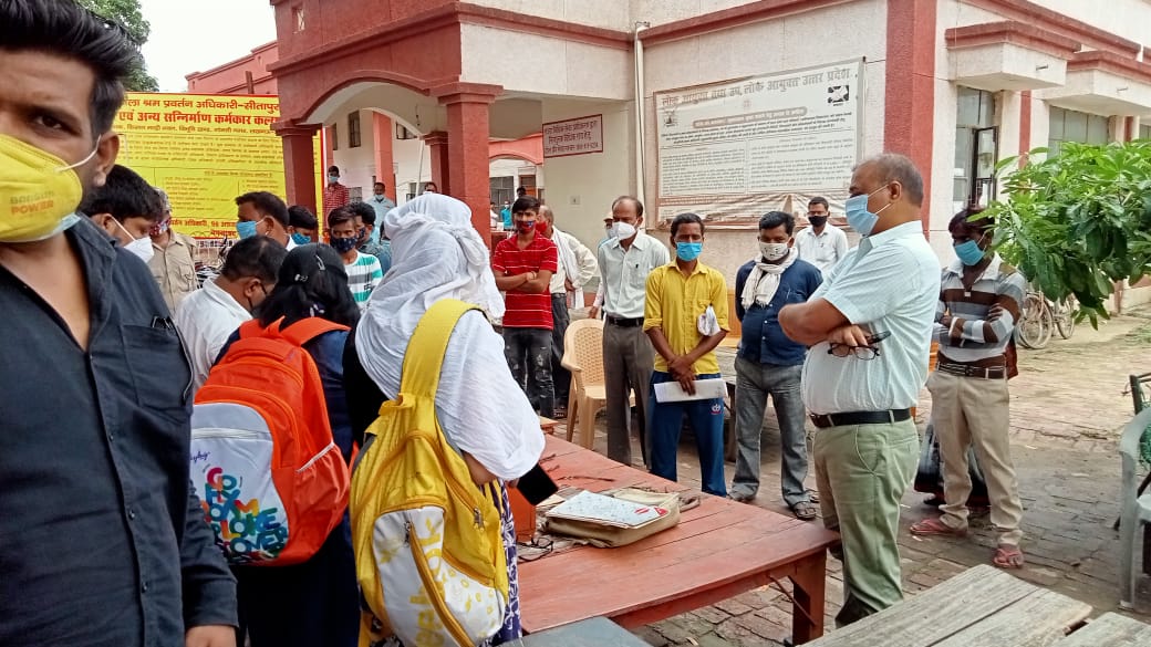 सीतापुर : सिधौली परिसर में स्टाम्प की कालाबाजारी की शिकायत पर उपजिलाधिकारी ने औचक निरीक्षण किया