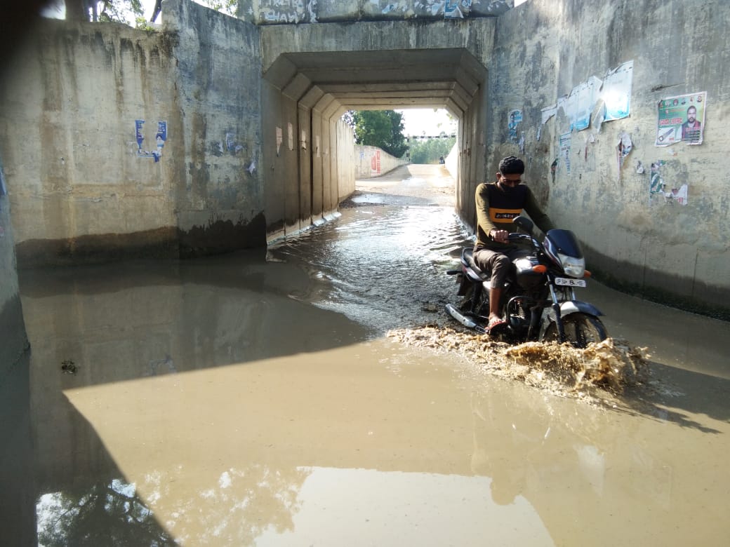 सीतापुर: लाखों खर्च फिर भी सड़क बनी तालाब