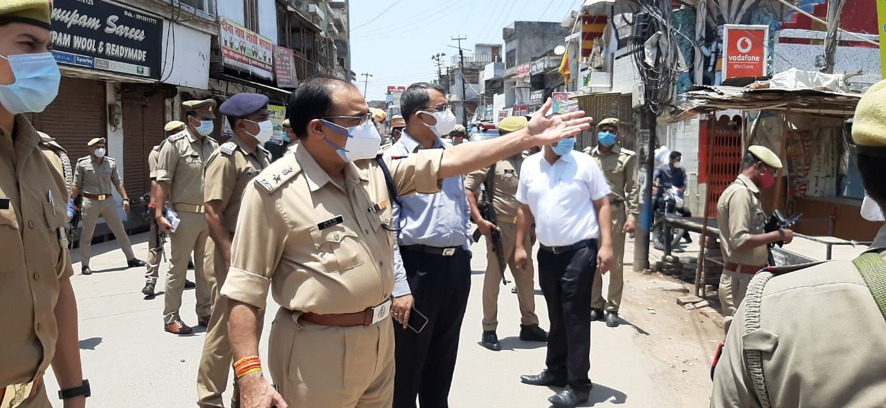सीतापुर: आंशिक कर्फ्यू,व् कंटेनमेंट जोन का निरीक्षण करने पहुंचे  जिलाधिकारी"