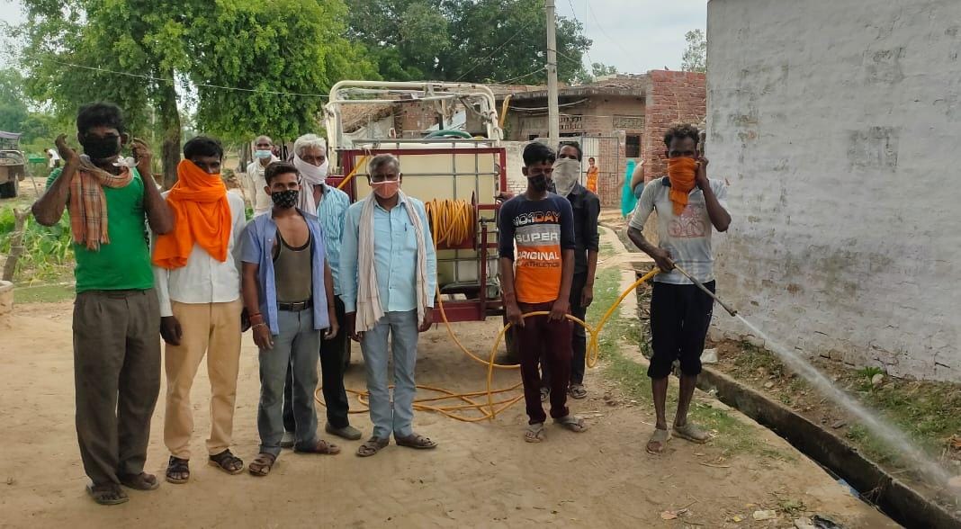 सीतापुर : नवनिर्वाचित ग्राम प्रधान ने ग्राम पंचायत में किया सेनेटायजर का छिड़काव