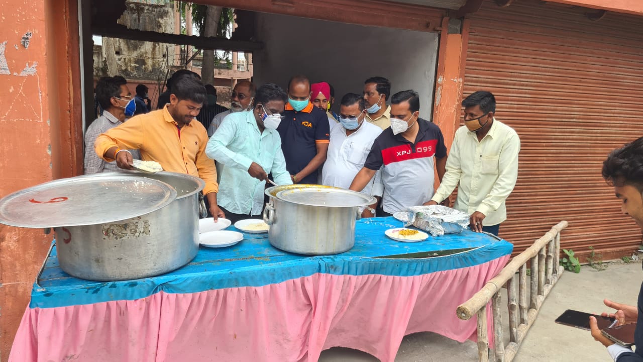 पीलीभीत: पूरनपुर में  सांसद सदस्य वरुण गाँधी द्वारा चलाई गई रसोई में विधायक ने दी अपनी सेवा
