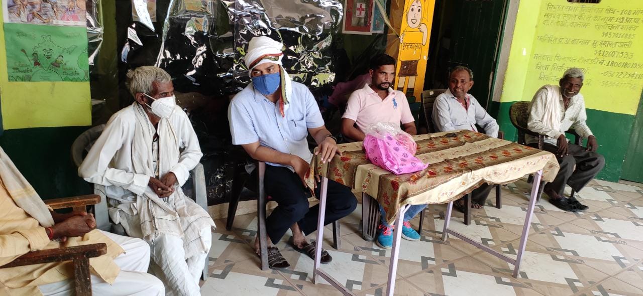 मैनपुरी: वैक्सीन लगवाने के लिए ग्रामवासियों को किया जागरूक