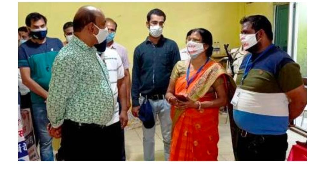 शहडोल: कलेक्टर ने स्थानीय शुंभम पैलेस में कोरोना वालेंटियरो से की चर्चा