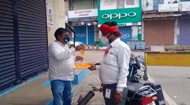 उमरिया : मैं कोरोना वैलेंटियार: अभियान के तहत आज 41 वां दिन भी लगातार संस्था द्वारा पुलिसकर्मियों को मास्क व फल दे कर सम्मान