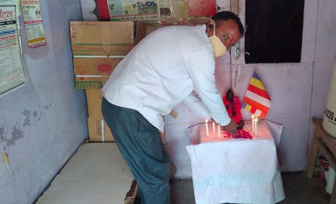 कासगंज :   बुद्ध की प्रतिमा पर माला पहनाकर मनाई बुद्ध पूर्णिमा।