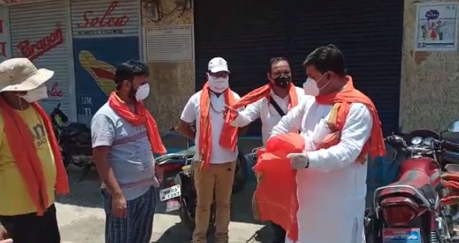 उमरिया: जरूरतमंदों को पहुंचा रहे राशन 40 दिन से लगातार जनहित संस्था ने जरूरतमंदों तक पहुंचाई मदद