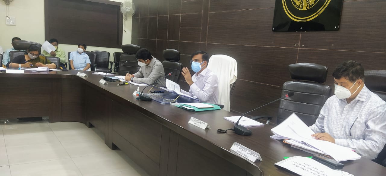 प्रयागराज:मण्डलीय समीक्षा बैठक सम्पन्नमण्डलायुक्त ने संचालित योजनाओं के क्रियान्वयन एवं निर्माण कार्यों के साथ-साथ राजस्व वसूली में तेजी लाने के दिये निर्देश,