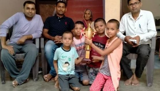 कौशांबी के सम्राट मौर्य को मिर्जापुर एसपी ने किया सम्मानित
