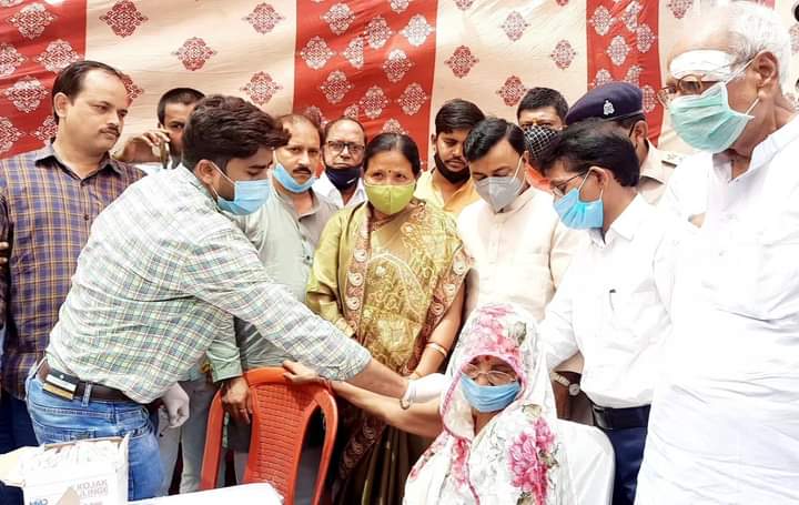 इटावा: पेट्रोल पंप पर लगाया बैक्सीनेशन कैंप