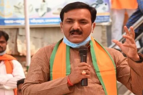 विपक्ष ने यूपी में बेसिक शिक्षा मंत्री सतीश द्विवेदी को घेरा