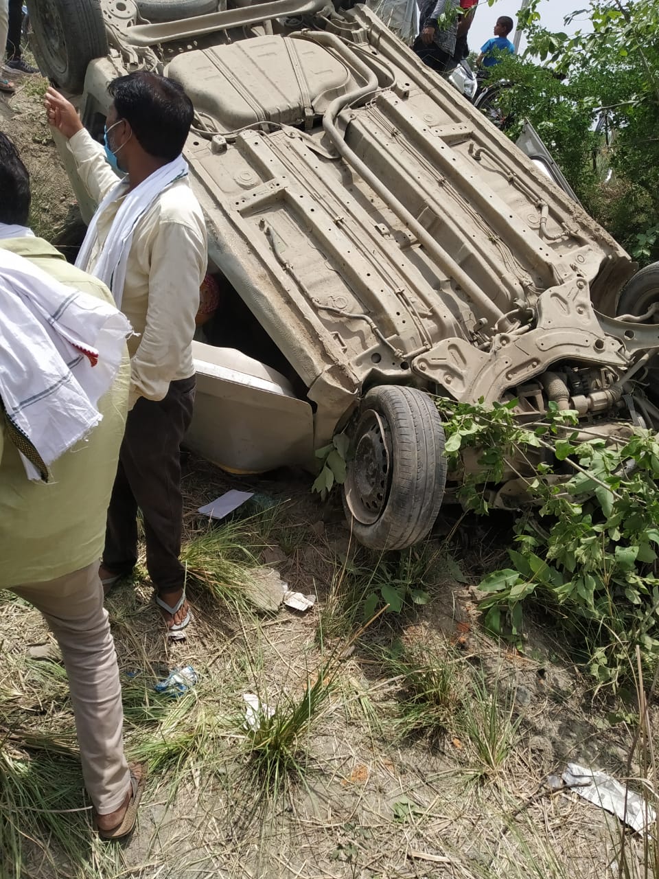 मैनपुरी :अर्टिगा कार का पिछला टायर फटने से हुआ बड़ा हादसा