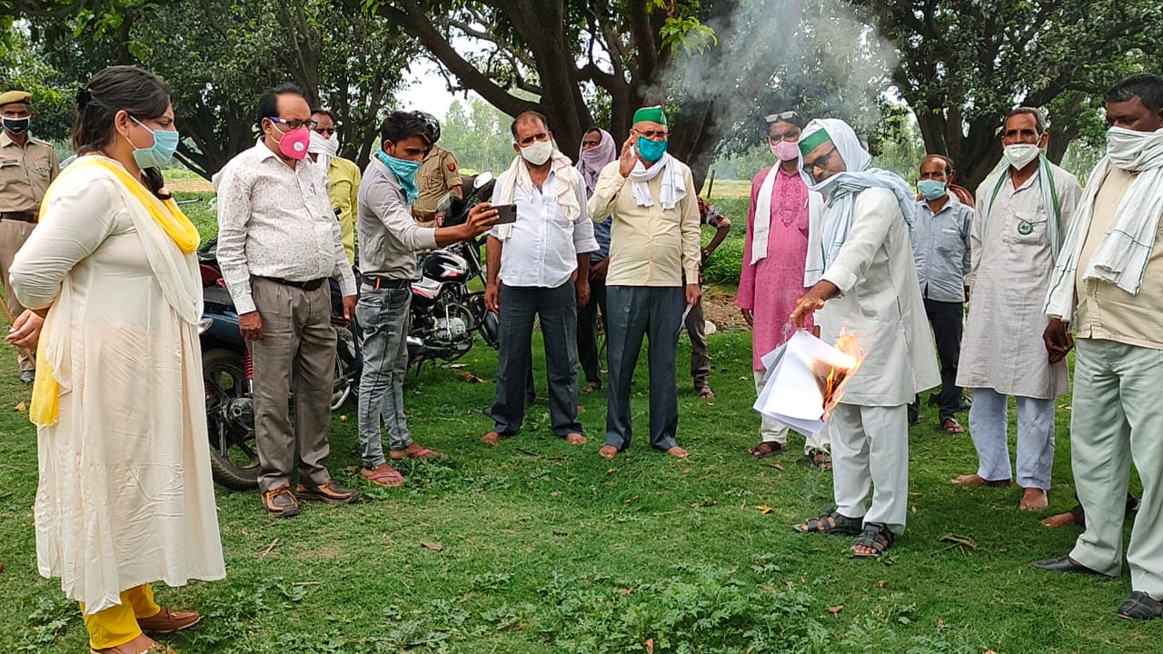 बरेली - सिरौली थाना क्षेत्र में किसान यूनियन के पदाधिकारियों ने धरना प्रदर्शन कर उपजिला अधिकारी आँवला को सौंपा ज्ञापन।