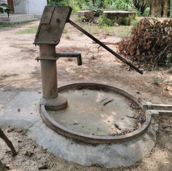 शाहजहांपुर: बंडा ग्रामीणों के द्वारा कई बार अवगत कराने के बाद भी नहीं ठीक हुए सरकारी हैंड पंप।