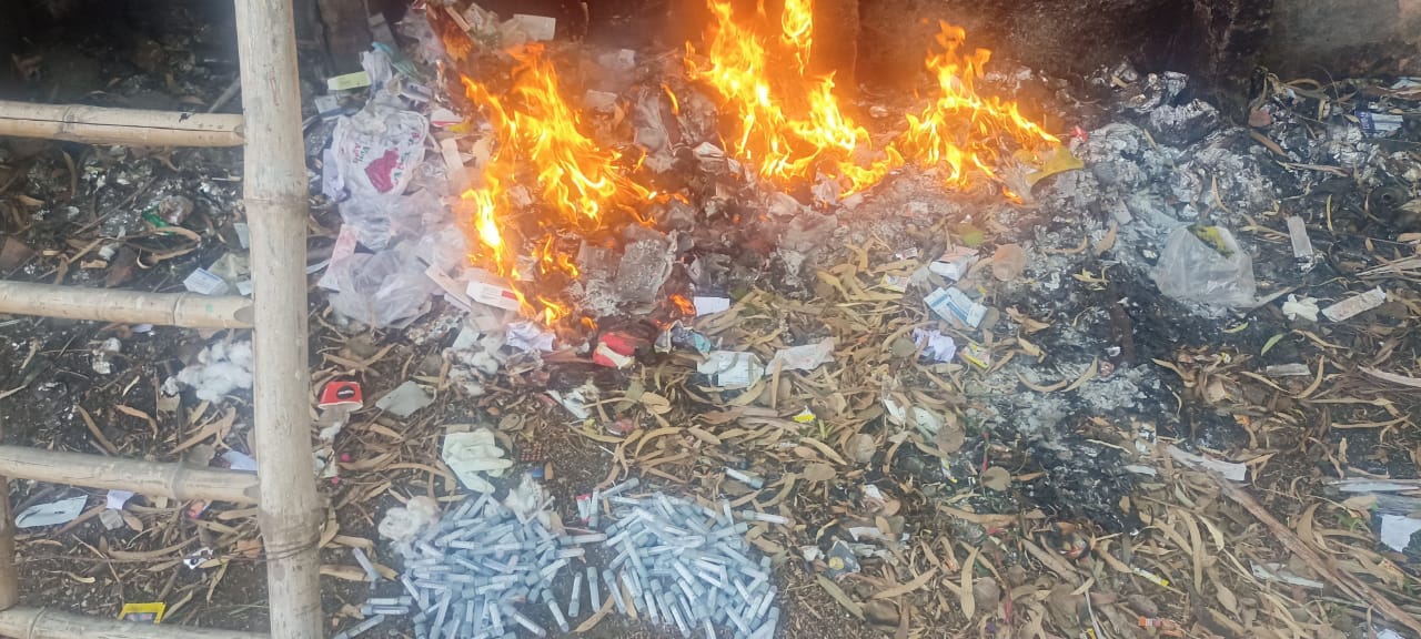 बरेली - मझगवां स्वास्थ्य केंद्र खुले मे मेडिकल वेस्ट जलाने की तश्वीरें  व वीडिओ शोसल मीडिया पर वायरल।