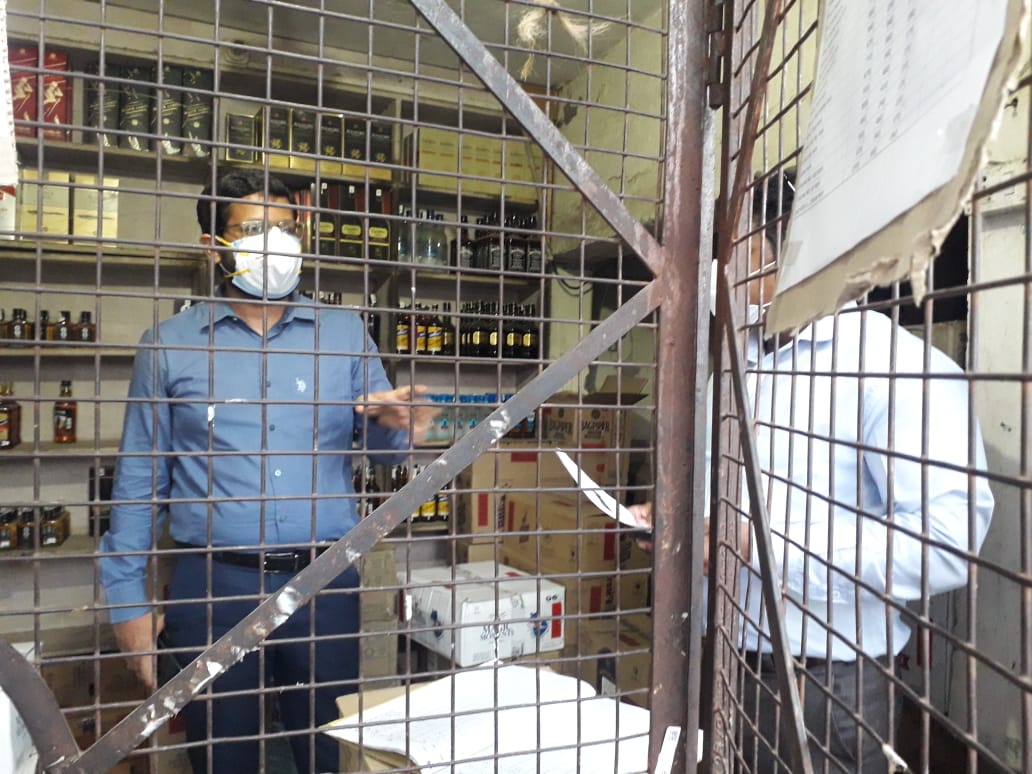 पीलीभीत :मदिरा की दुकानों पर अनियमितता,डी एम ने दिए FIR के निर्देश।
