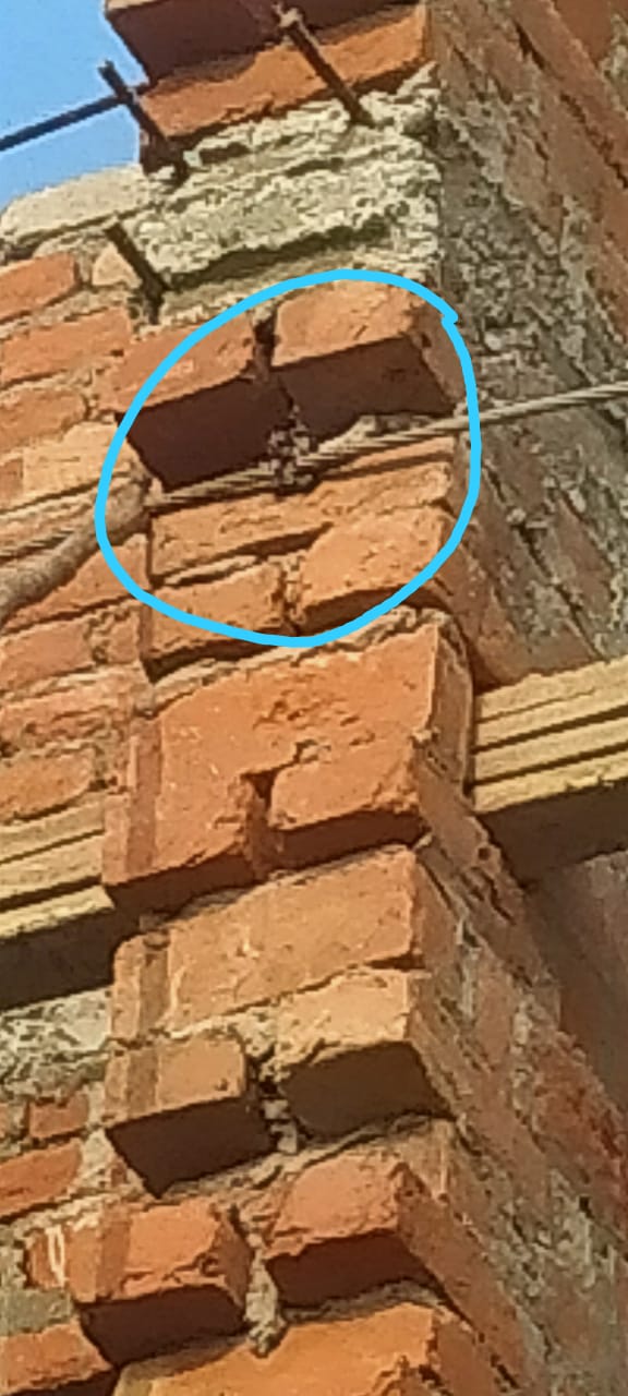 बरेली - बिल्डिंग के ऊपर से निकल रही 11000 हाई वोल्टेज लाइन की शिकायत काफी समय पहले करने पर आज तक समस्या का समाधान नहीं कर पाया।
