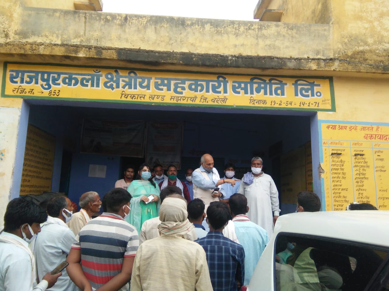 बरेली - किसानों की तौल न होने के कारण नाराज विधायक धर्मपाल सिंह व एसडीएम आँवला ने गेहूं क्रय केंद्र पटपरागंज का किया निरक्षण।