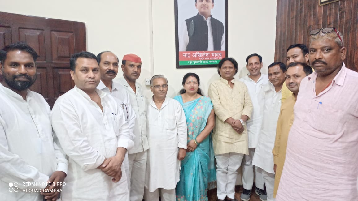 बरेली - बसपा छोड़ समाजवादी पार्टी में शामिल हुईं क्षेत्र पंचायत सदस्य शांति सिंह व उनके पति इंजीनियर दारा सिंह।