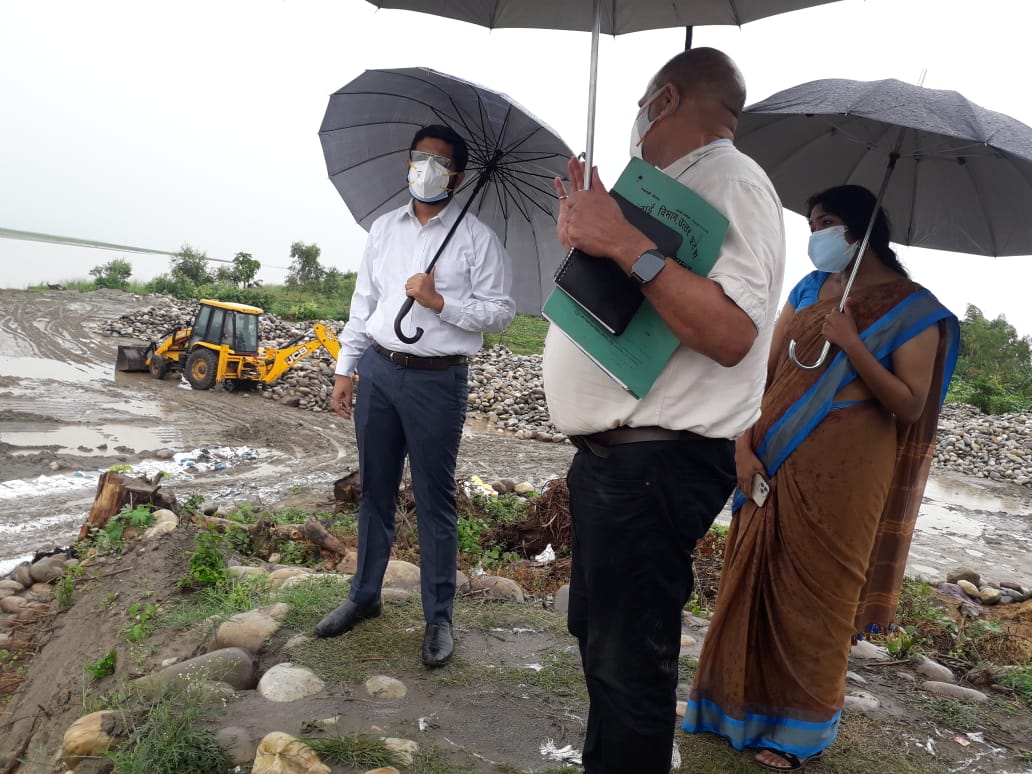 पीलीभीत: सिंचाई विभाग द्वारा शारदा नदी पर निर्माणाधीन परियोजना का किया गया निरीक्षण।
