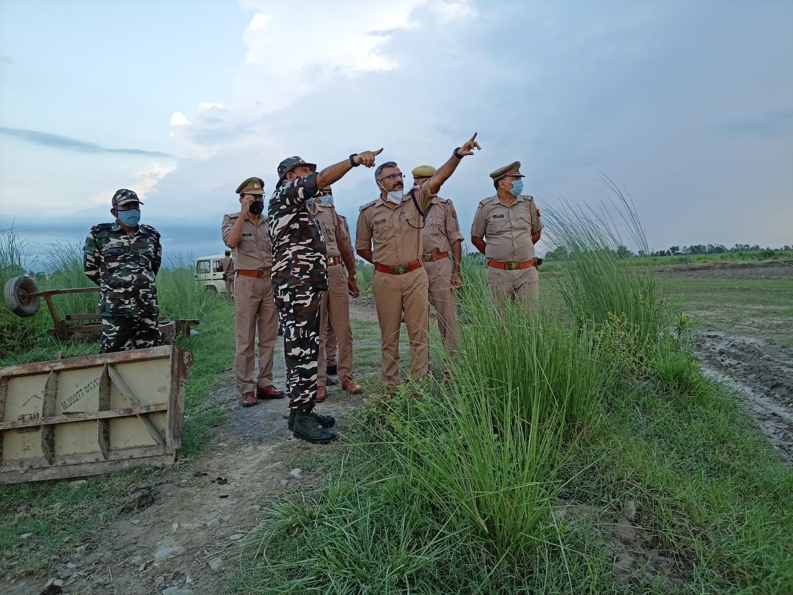 पीलीभीत :पुलिस अधीक्षक श्री किरीट सिंह राठौर महोदय ने भारत-नेपाल बॉर्डर पर सुरक्षा व्यवस्था का निरीक्षण किया।