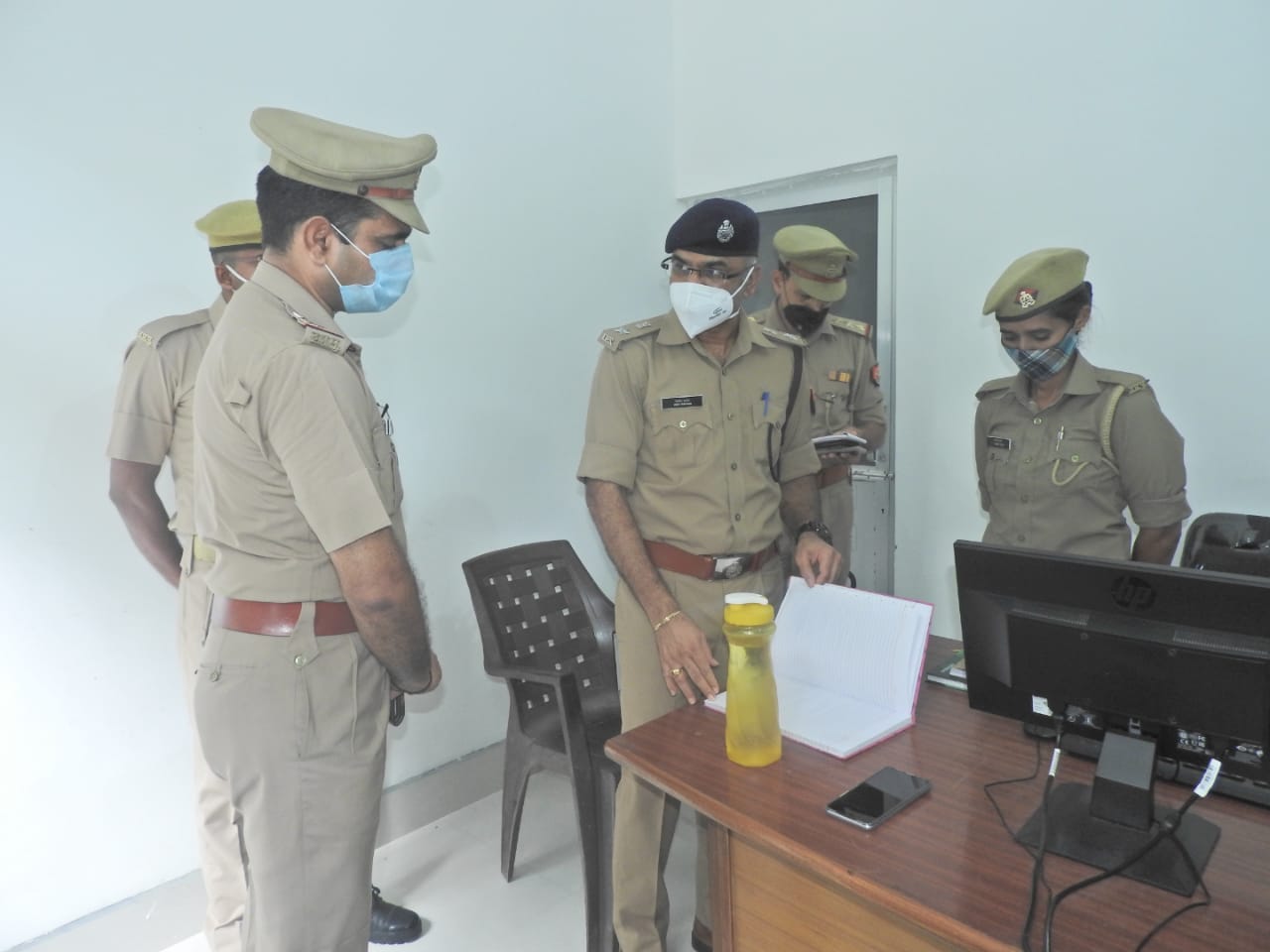 पीलीभीत: पुलिस अधीक्षक श्री किरीट सिंह राठौर महोदय द्वारा थाना हज़ारा एवं चौकी कमबोजनगर का किया आकस्मिक निरीक्षण।