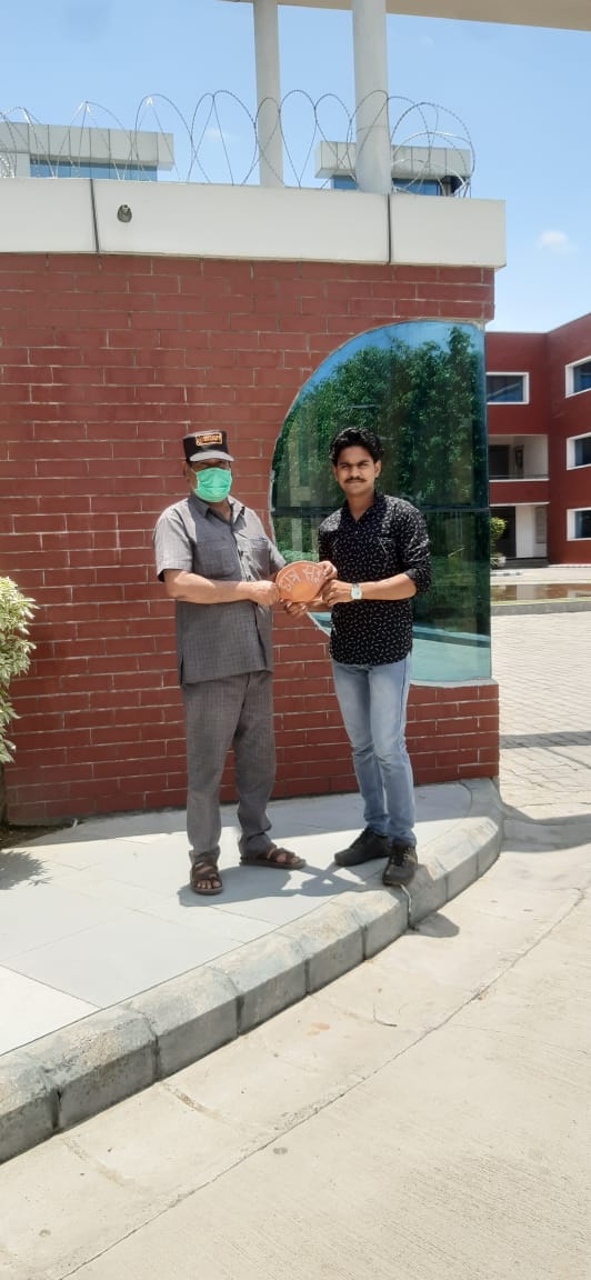 बरेली - समाजवादी छात्र सभा नेता गुफरान खान ने पक्षियों को पानी पिलाने हेतु सरकारी क्रमचारीऔ को मिट्टी के प्याले बाटे।