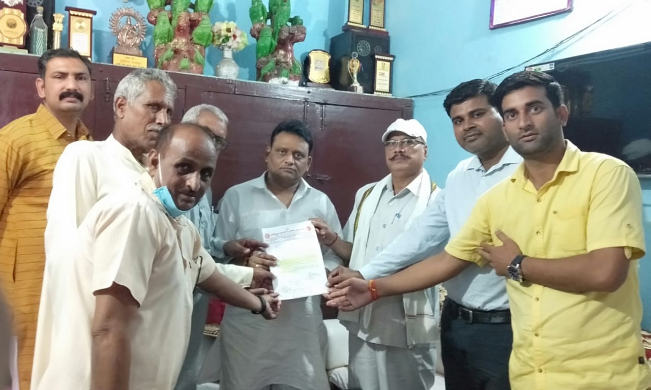 बरेली - भाजपा जिला अध्यक्ष वीर सिंह पाल ने ब्लाक आलमपुर जाफराबाद से ब्लॉक प्रमुख पद के लिए अर्चना सिंह पत्नि प्रताप सिंह को अपना समर्थन देते हुए भाजपा प्रत्याशी बनाने की मांग की।