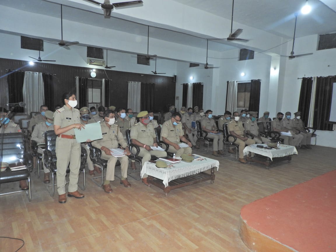 पीलीभीत: पुलिस अधीक्षक महोदय ने सभागार कक्ष में किया अर्दली रूम।