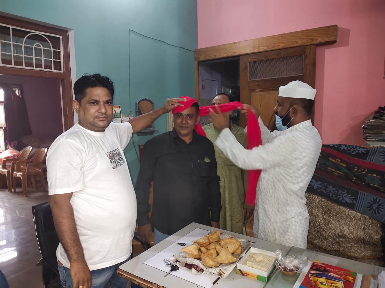 बरेली - भारतीय जनता मजदूर संघ के जिला अध्यक्ष बने समाज सेवी अकवर अली का पूर्व चैयरमैन आबिद अली आँवला ने अपने समाजवादी कार्यकर्ताओं के साथ अपने ही आवास पर पगड़ी पहनाकर किया जोरदार स्वागत से स्वागत।