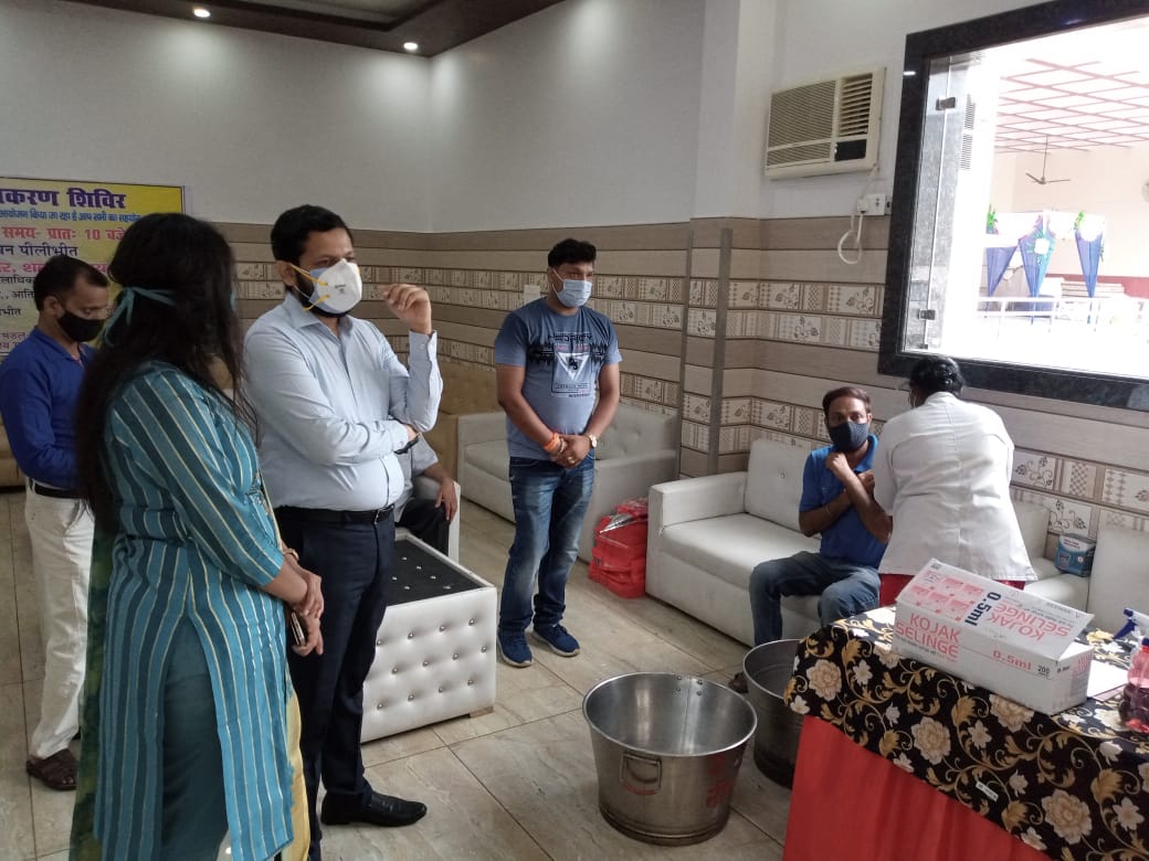 पीलीभीत : जिलाधिकारी द्वारा जिला अस्पताल के ट्रामा सेंटर में मीडिया बन्धुओ व सरकारी कर्मचारियों के कोविड टीकाकरण हेतु आयोजित कैम्प का किया गया निरीक्षण।