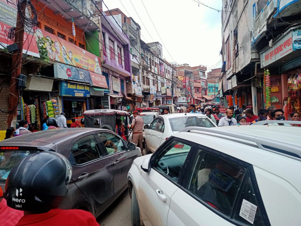 जौनपुर:चार पहिया वाहनों की भरमार से शहर हुआ जाम