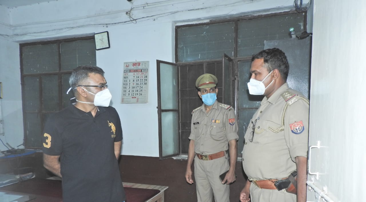 पीलीभीत : पुलिस अधीक्षक श्री किरीट सिंह राठौर महोदय द्वारा थाना माधोटांडा का किया गया आकस्मिक निरीक्षण।
