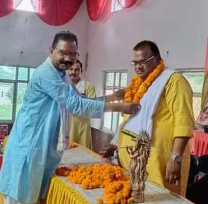 पीलीभीत: पूरनपुर पीसीयू चेयरमैन सुरेश गंगवार का फूल माला पहनाकर भव्य स्वागत किया
