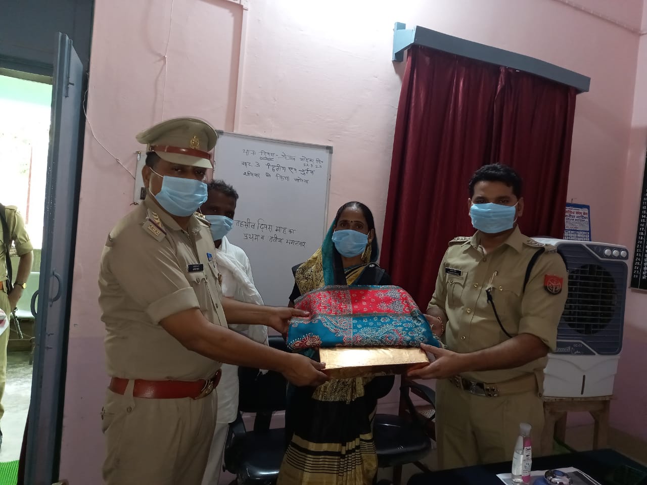 पीलीभीत: महिला को सराहनीय कार्य के लिए पुरस्कार देकर सम्मानित किया गया