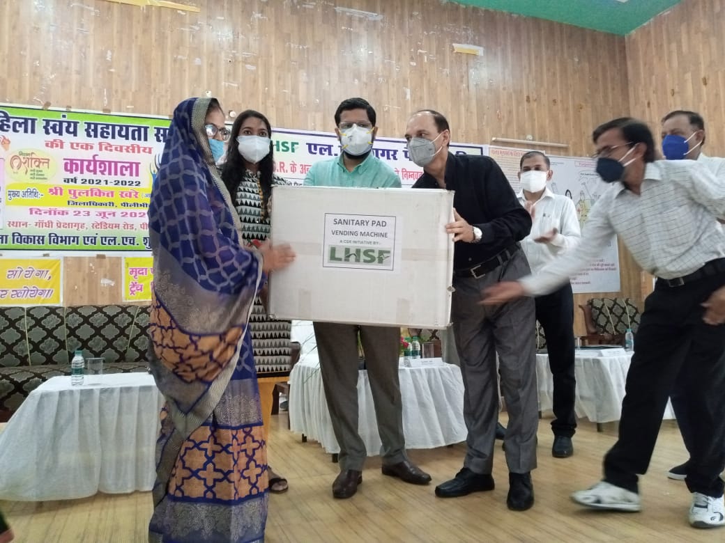 पीलीभीत गन्ना विभाग के अन्तर्गत सिंगल वड चिप कि द्वारा नर्सरी उत्पादन करने वाले महिला स्वयं सहायता समूहों की आयोजित की गई कार्यशाला।