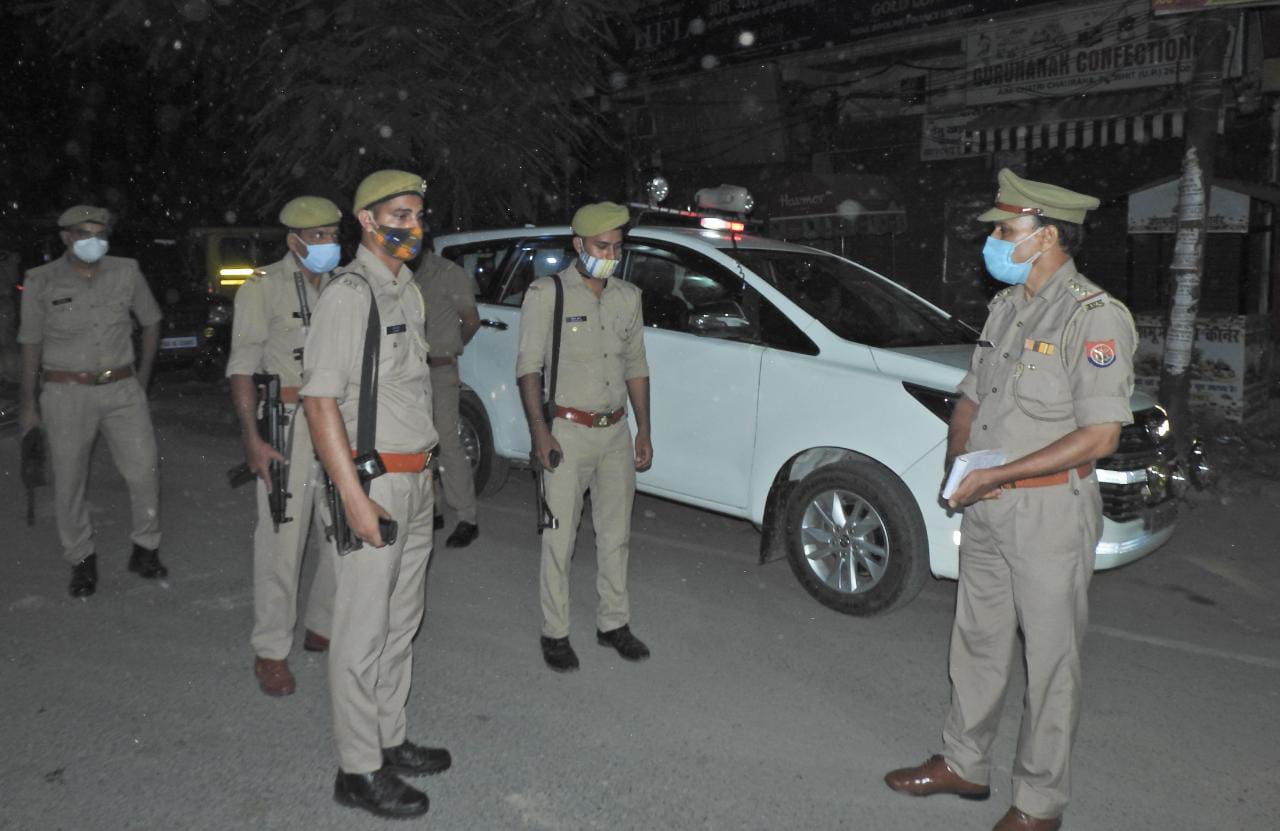 पीलीभीत: पुलिस अधीक्षक श्री किरीट सिंह राठौर महोदय ने शहर में रात्रि भ्रमण कर रात्रि लॉकडाउन का जायजा लिया।