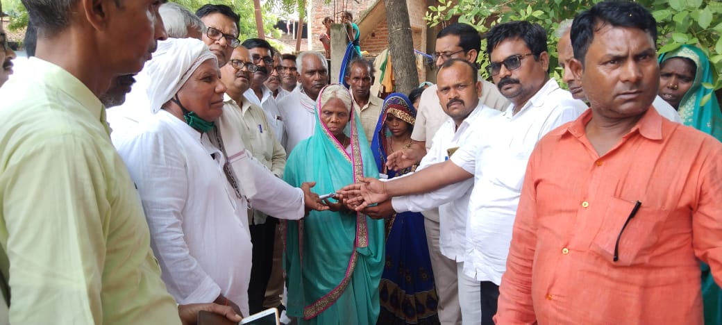 जौनपुर:मुगराबादशाहपुर के ललहरिया गांव में पीड़ित परिवार से मिलकर किया गया आर्थिक सहयोग
